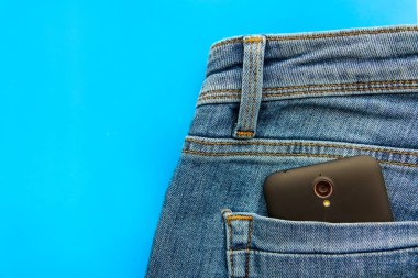 Mavi jeans geri cep cep telefonu parçası