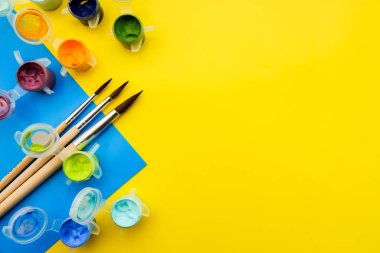 Grunge arka planda farklı akrilik veya yağlı boyalar ve fırçalar ile düz yatıyordu kompozisyon.