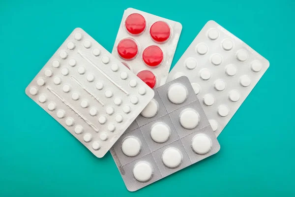 Csomagolási tabletták és tablettát, az asztalon. Orvostudomány — Stock Fotó