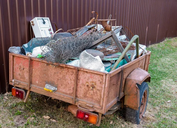 Old trailer with old metal for recycling — Stock Photo, Image