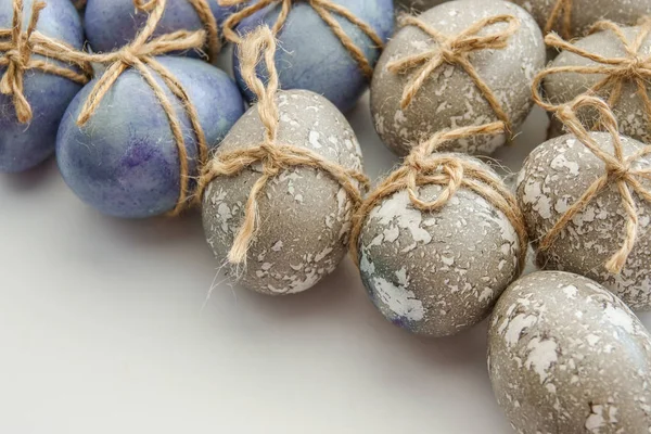 Uova di Pasqua colorate di grigio e blu — Foto Stock