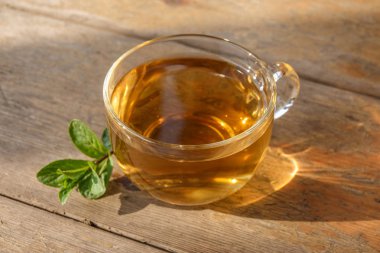 Eski ahşap masada cam çaydanlık lezzetli bitkisel çay