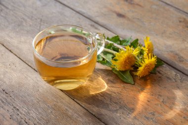 Eski ahşap masada cam çaydanlık lezzetli bitkisel çay