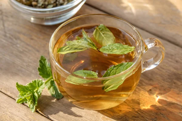 Teh herbal lezat dalam gelas teko di atas meja kayu tua — Stok Foto