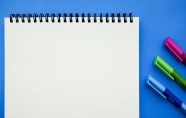 Mavi arkaplan üzerinde 