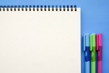 Mavi arkaplan üzerinde 