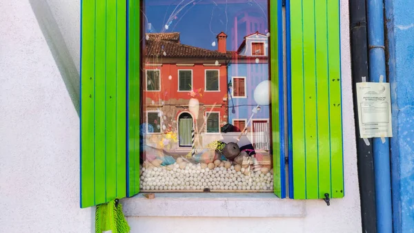 Autentica finestra con persiane verdi in stile mediterraneo vecchia finestra contro muro di pietra — Foto Stock