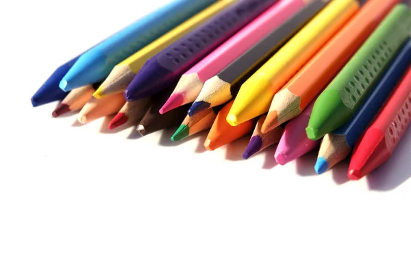 Escritorio de artista educativo con acuarela, crayones, lápiz con espacio para copiar en la mesa. Regreso a la escuela . — Foto de Stock