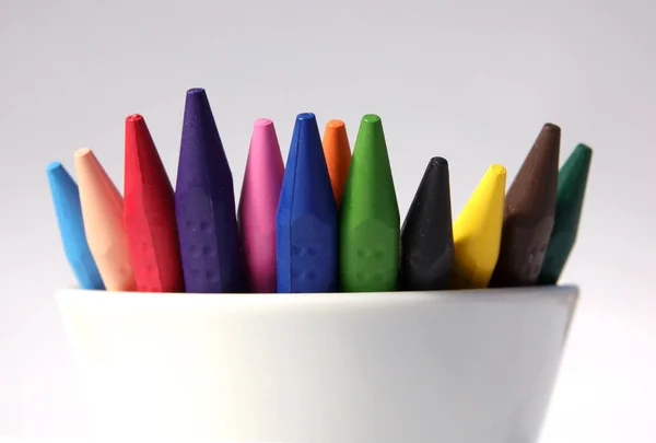 Escritorio de artista educativo con acuarela, crayones, lápiz con espacio para copiar en la mesa. Regreso a la escuela . — Foto de Stock