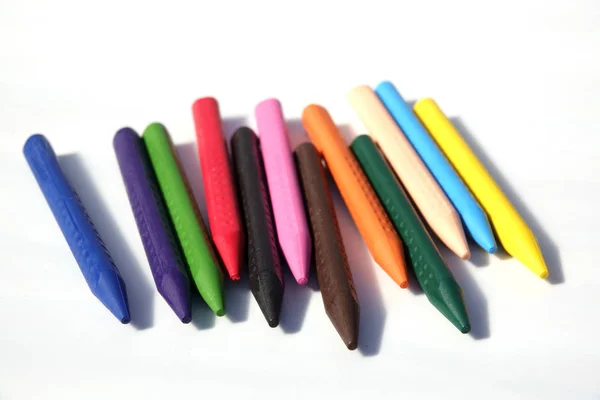 Onderwijs Artist Bureau met water kleur, kleurpotloden,, potlood met Kopieer ruimte op tafel. Terug naar school. — Stockfoto