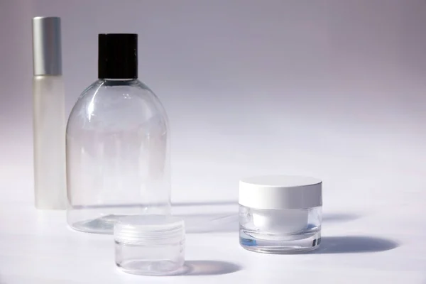 Producto cosmético para crema, espuma, champú. sobre fondo blanco  . — Foto de Stock
