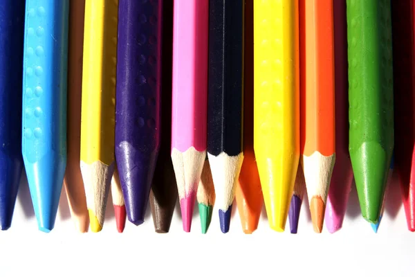 Escritorio de artista educativo con acuarela, crayones, lápiz con espacio para copiar en la mesa. Regreso a la escuela . — Foto de Stock