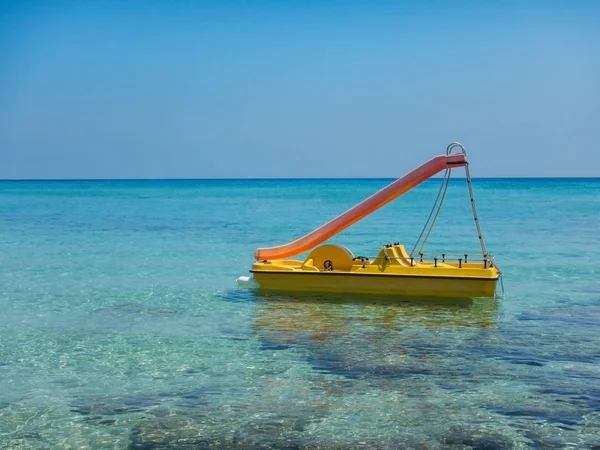 Kıbrıs körfezinde mavi denizde Katamaran — Stok fotoğraf