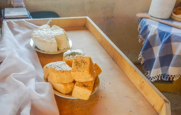 Kıbrıs'ta çiftlikte halloumi peynir idarne yapma