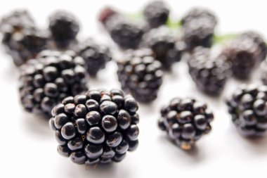 Blackberry beyaz arkaplanda izole edilmiş, kırpma yolu, tam derinlik