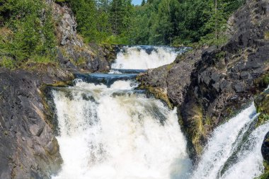 Yaz sonunda Kivach Şelalesi, Karelia