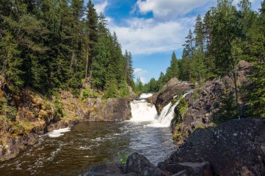 Yaz sonunda Kivach Şelalesi, Karelia