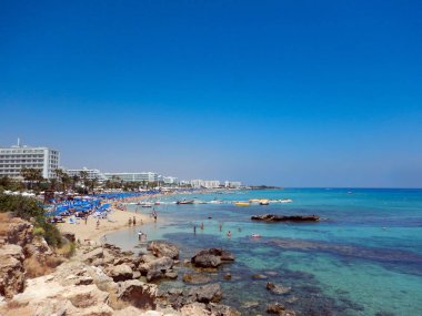 Plajda deniz manzarası, Protaras 'ta güneşli bir gün, Kıbrıs
