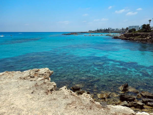 Vista sul mare sulla spiaggia, giornata di sole a Protaras, Cipro — Foto Stock