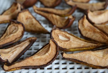 kurutma sürecinde ızgara üzerinde armut dörtte