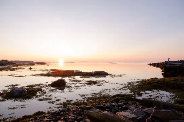 Beau lever de soleil tôt le matin paysage d'eau de mer blanche lever de soleil dramatique avec les premiers rayons du soleil . — Photo