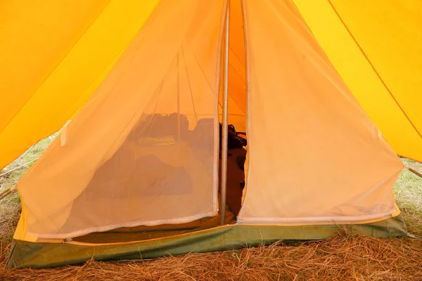 Bekijk in het oude gele canvas kampeertent met ijzeren pinnen. — Stockfoto