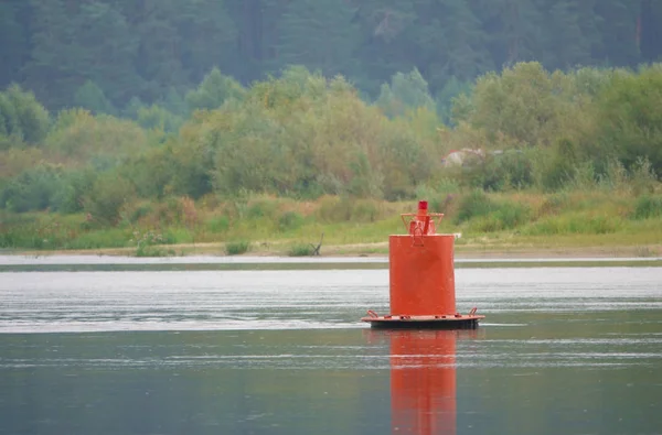 Rote Boje - schützt Unterwasserhindernisse und zeigt die Grenze der Schiffspassage vom rechten Ufer aus. — Stockfoto
