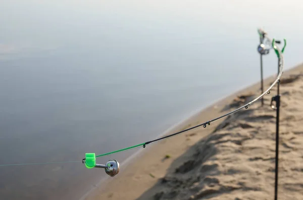 Campana de pesca al final de una caña de pescar. Las campanas sonarán cuando el pez esté enganchado. . — Foto de Stock