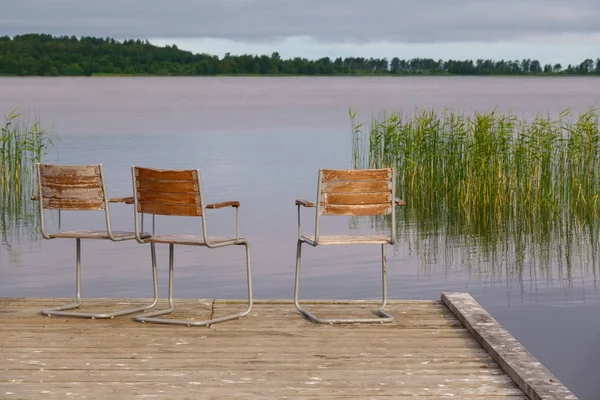 Idyllischer Blick auf den Holzsteg im See mit Verhandlungsstühlen — Stockfoto