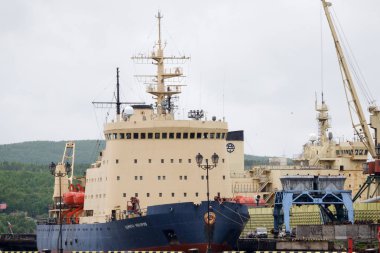 Murmansk, Rusya Haziran, 2019 Buzkıran Amiral Makarov Barents Denizi Kola Körfezi liman rıhtımında