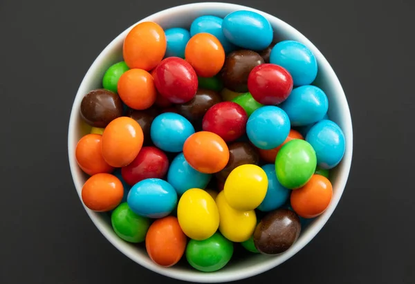 Close-up de uma pilha de chocolate colorido revestido de doces, fundo de chocolate — Fotografia de Stock