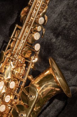 Tenor Saksafon altın saksafon makro siyah seçici odak ile