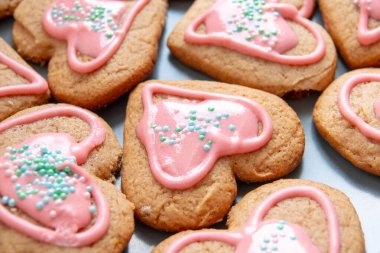 Eller, kalp şeklinde zencefilli kurabiye tutar.