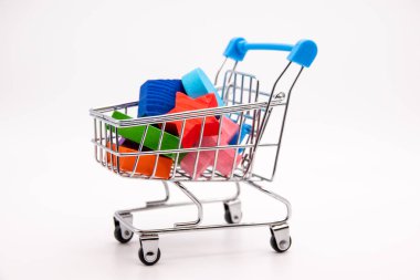 Küçük bir alışveriş arabasında renkli bloklar