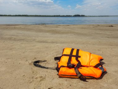 Can yelekleri denize atılmış. Denizde güvenlik ilgilenmez. Bu bir kaza, hatta ölüm bile olabilir..