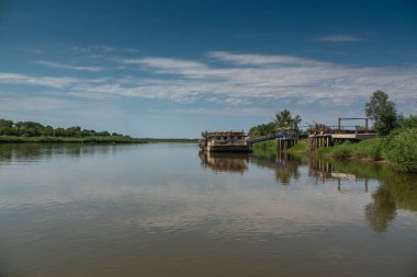 Nehirden su alımı ve şehrin su kaynağı için istasyon.