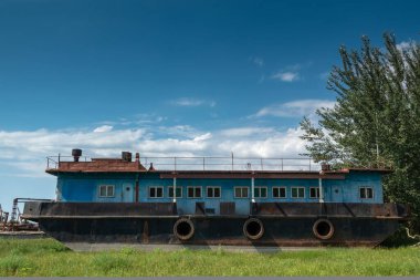Nehirden su alımı ve şehrin su kaynağı için istasyon.