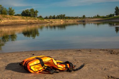 Kırmızı can yeleği. Güvenli yolculuk için gerekli nesne.