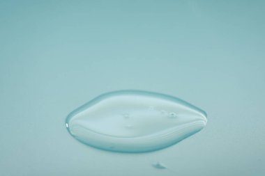 Kozmetik krem nemlendirici sprey mavi renkte. Hijyen, cilt bakımı ürünleri kremsi doku. Güzel yüz kremi lekesi mavi arka planda