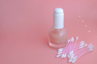 Güzel cilt düz bakım pembe serum sıvı damlatıcı minimum beyaz arkaplan