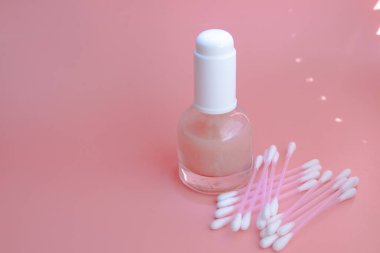 Güzel cilt düz bakım pembe serum sıvı damlatıcı minimum beyaz arkaplan