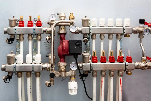 Primer plano de manómetro, tuberías y válvulas de grifo del sistema de calefacción en una sala de calderas — Foto de Stock