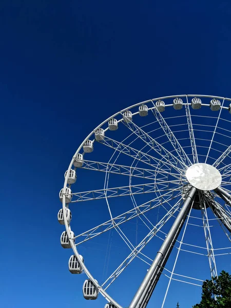 Grande Roue Sur Ciel Bleu — Photo