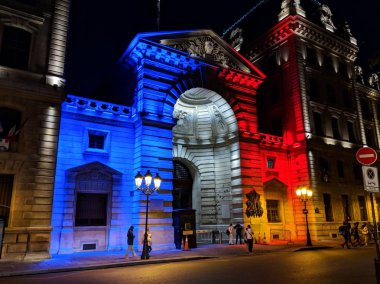 Bina Fransa bayrağı