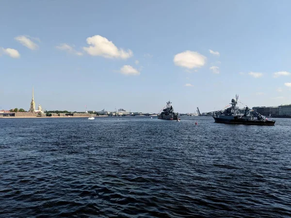 neva Nehri üzerinde Rus geçit töreni