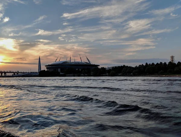 Gün batımında eski gemi