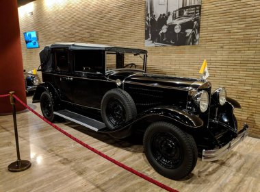 Papa'nın eski eski model araba