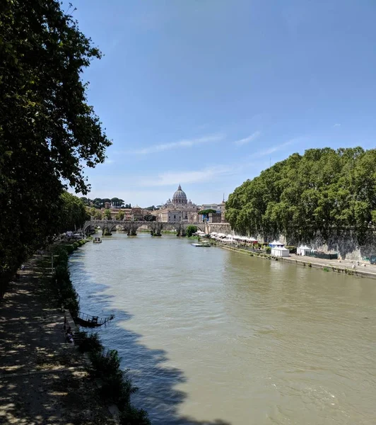Roma'daki Aziz Petrus Katedrali'nden görünümünü
