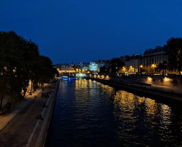 Nehrin gece manzarası