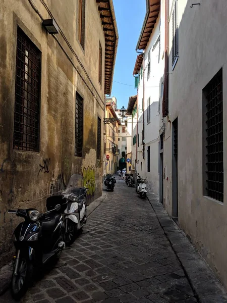 Venedik 'te dar bir sokak.